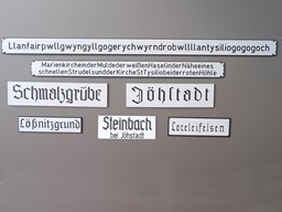 Zeige Details für Bahnhofsschilder nach Vorbild Bild von Bahnhofsschilder nach Vorbild